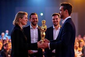 Équipe Talentifrance recevant un trophée sur scène