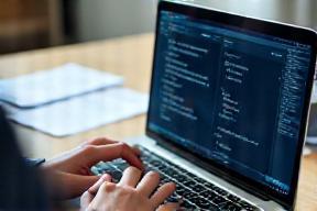 Spécialiste paie saisissant des données dans un logiciel